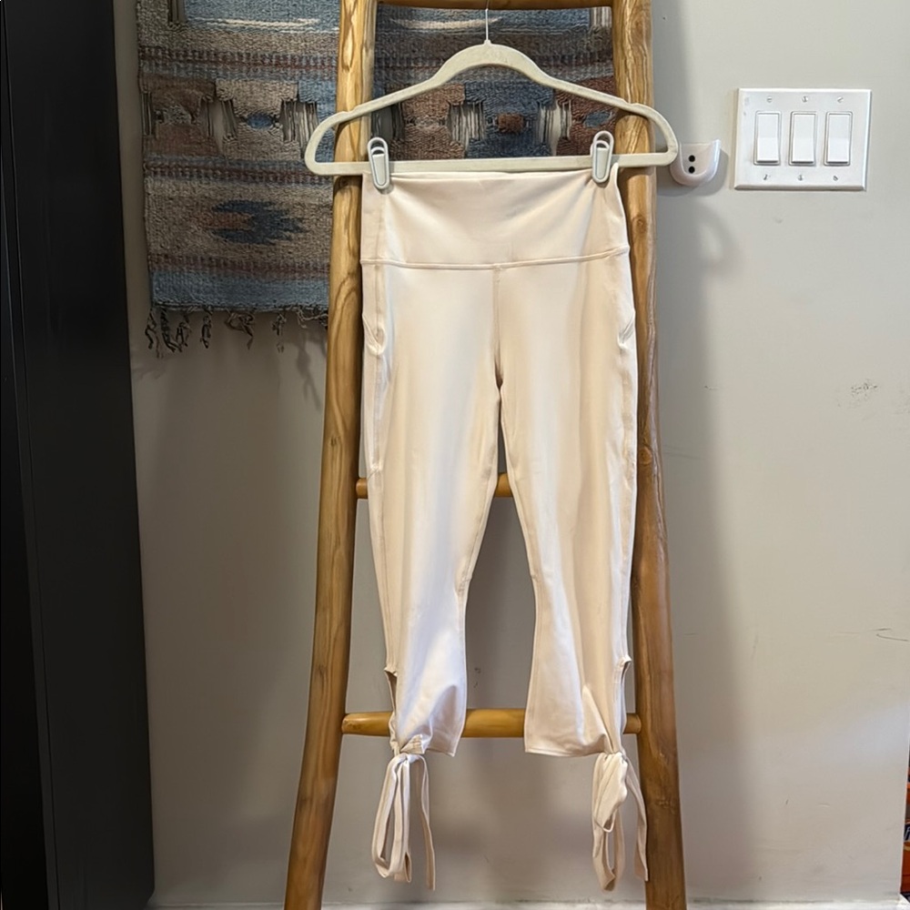 Fabletics Cream Cropped Leggings With Leg Wraps